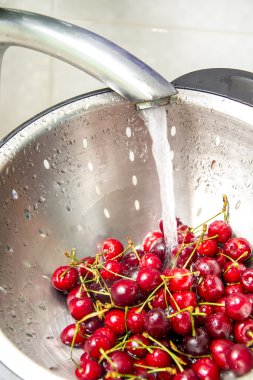 su altında kevgir içinde kiraz