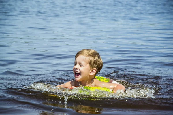 Ragazzo che nuota in acqua — Foto Stock