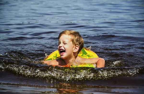 Menino nadando na água — Fotografia de Stock