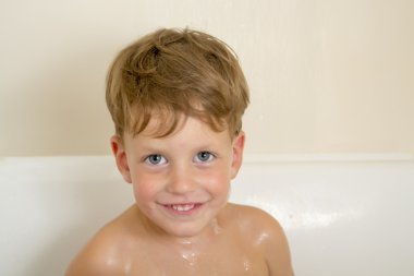 şirin üç yaşında bir çocuk banyoda köpüklü