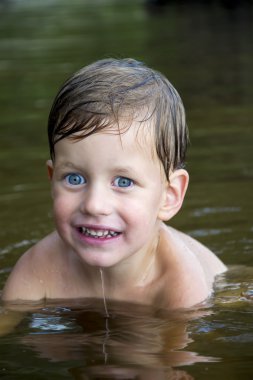 suyun içinde yatan oğlan