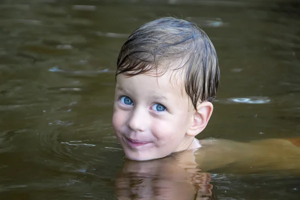 Pojken ligga i vatten — Stockfoto