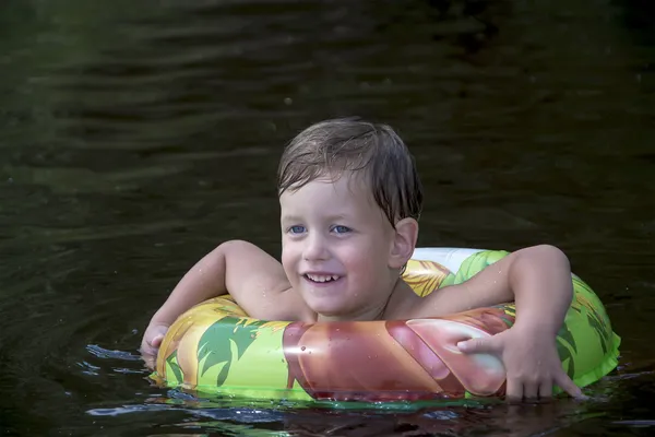 Niño nadando en el agua —  Fotos de Stock