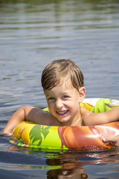 Мальчик плавает в воде — стоковое фото