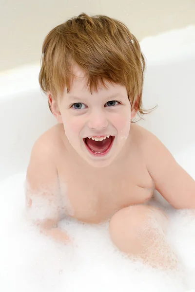 Carino ragazzo prendendo un bagno con schiuma — Foto Stock