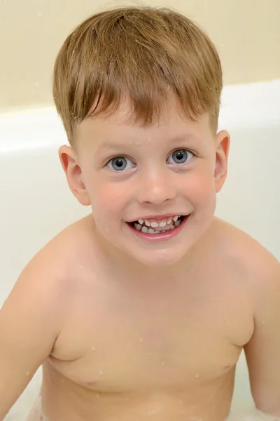 Lindo chico tomando un baño con espuma — Foto de Stock