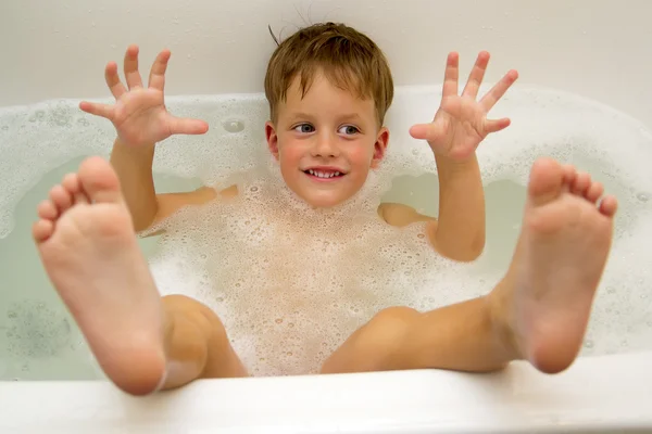 Carino tre anno vecchio ragazzo prendendo un bagno con schiuma — Foto Stock