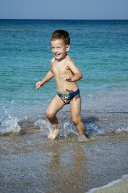 üç yaşındaki çocuk yakışıklı denizde çalışan