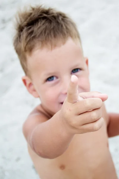 Retrato de um menino apontando com o dedo, foco no dedo — Fotografia de Stock