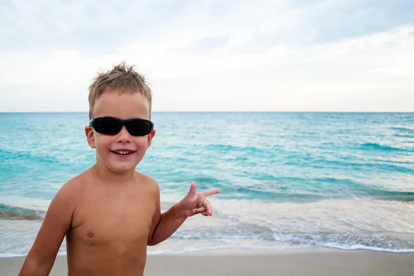 Dragut baiat copil uita-te in distanta, plaja de mare — Fotografie, imagine de stoc