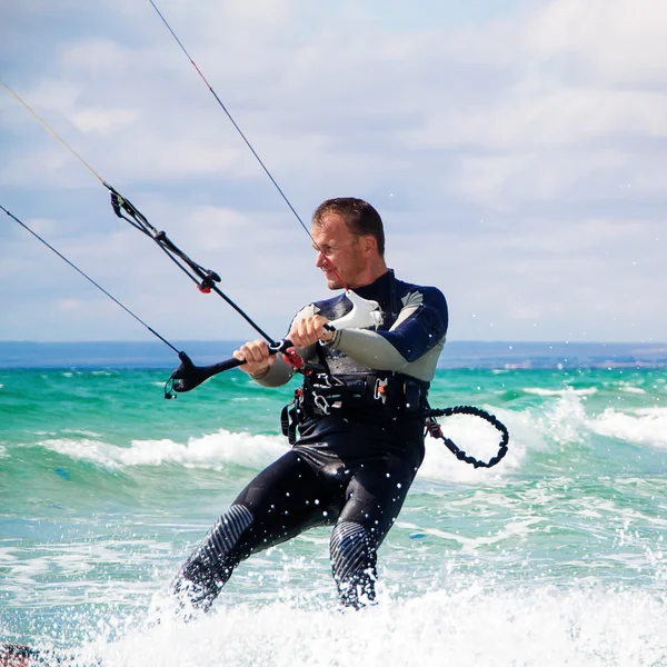 Kitesurfer v černém moři, Krym — Stock fotografie