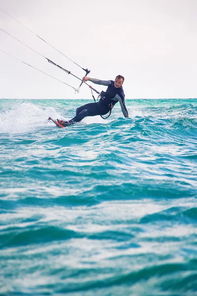 在黑海、 克里米亚 kitesurfer — 图库照片