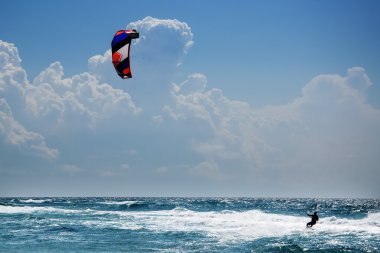 Kitesurfing veya kiteboarding