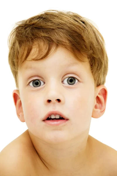 Primer plano retrato de lindo niño sobre fondo blanco — Foto de Stock