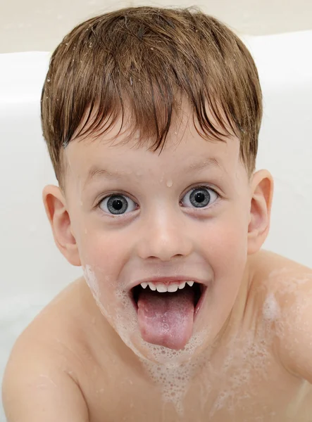 Lindo pequeño niño muestra la lengua de cerca — Foto de Stock