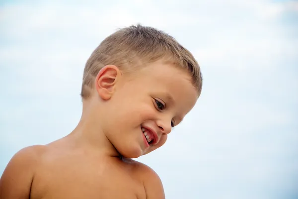 Portrét malého chlapce, stojící na pláži — Stock fotografie