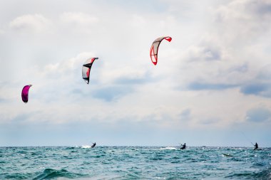 Üç kitesurfers sörf keyfini.