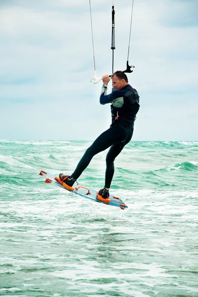 Kitesurfer no ar da Crimeia — Fotografia de Stock