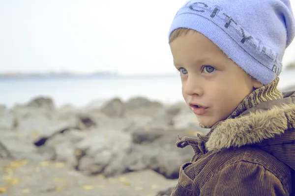 Pequeño niño lindo en el río — Foto de Stock