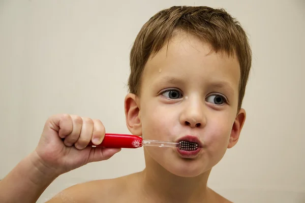 Tres años el niño se cepilla los dientes — Foto de Stock