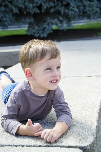 Kind vaststelling op een steen. — Stockfoto