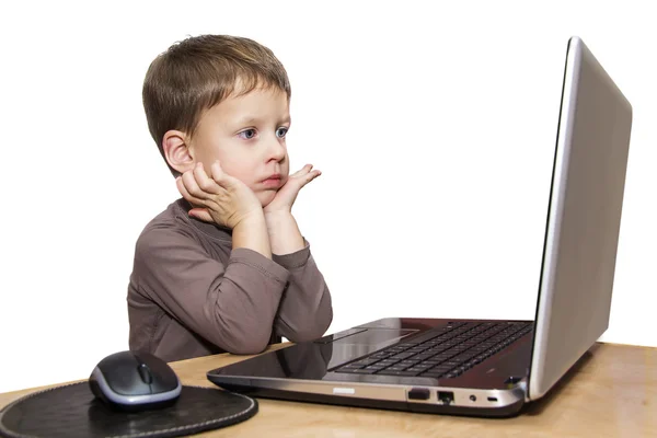 Schattig drie jaar jongen met laptop geïsoleerd op witte achtergrond — Stockfoto