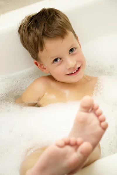 Söt tre år gamla pojke tar ett bad med skum — Stockfoto