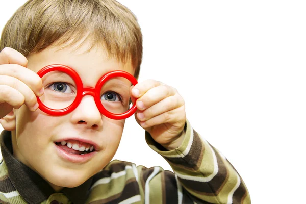 Lindo niño mirando a través de gafas rojas de juguete — Foto de Stock