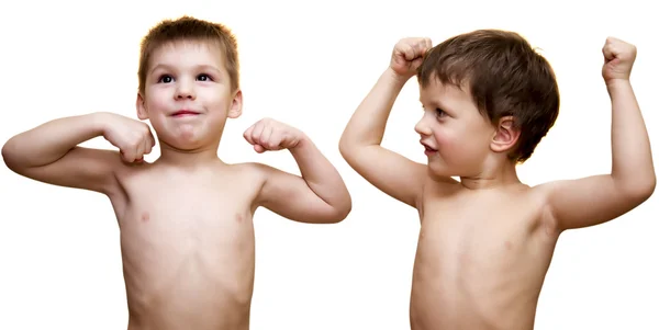 Demostración de los músculos por dos niños de tres años — Foto de Stock