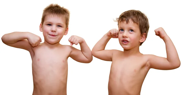 Demostración de los músculos por dos niños de tres años — Foto de Stock