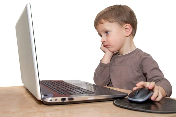 Jonge jongen denken voor laptop — Stockfoto