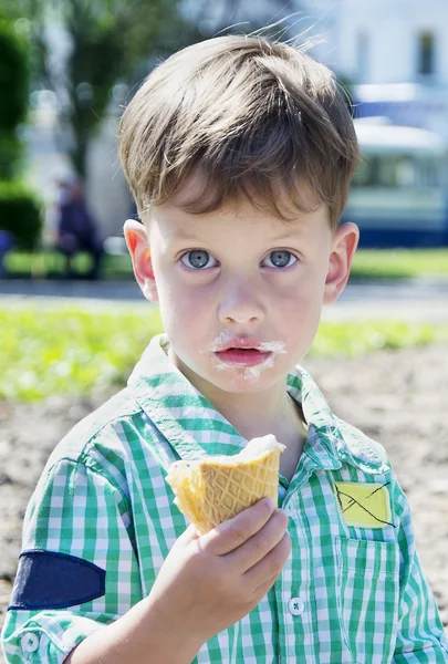 Kid eating ice cream isolated on white — Stock Photo, Image