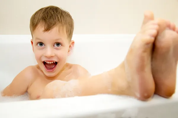 Mignon garçon de trois ans prenant un bain avec de la mousse — Photo