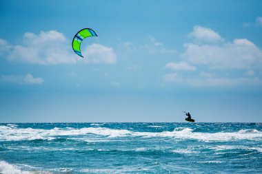 Kitesurfing veya kiteboarding