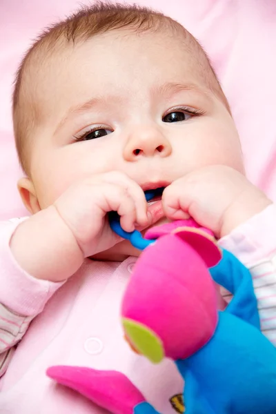 Neugeborenes Mädchen greift nach Spielzeug — Stockfoto