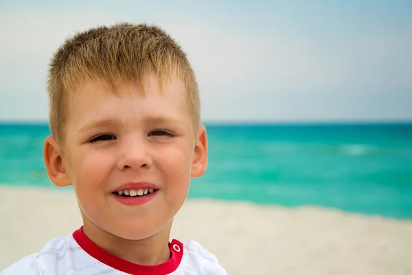 Trzyletni chłopiec w pobliżu morza, portret — Zdjęcie stockowe