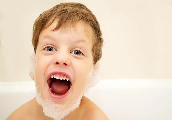 El muchacho con barba de espuma gritan en el baño — Foto de Stock