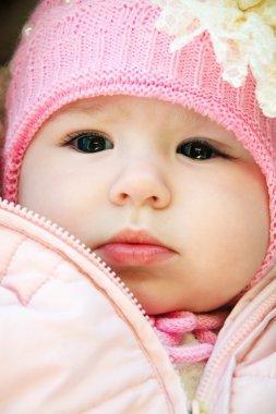 retrato de bebê fofo com grande lindo olhos usando chapéu