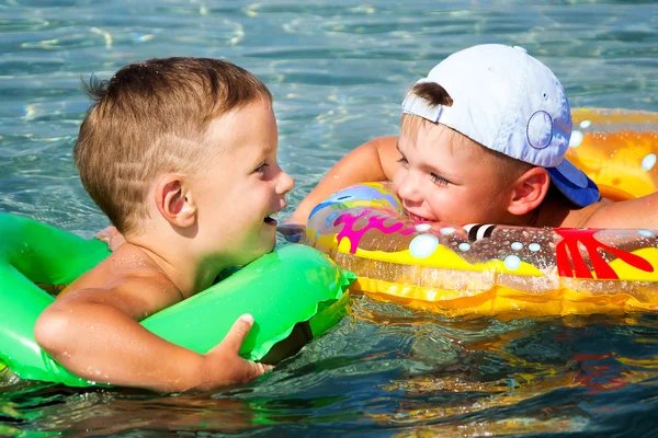 Két három éves fiúk úszni gyűrű szórakozni — Stock Fotó