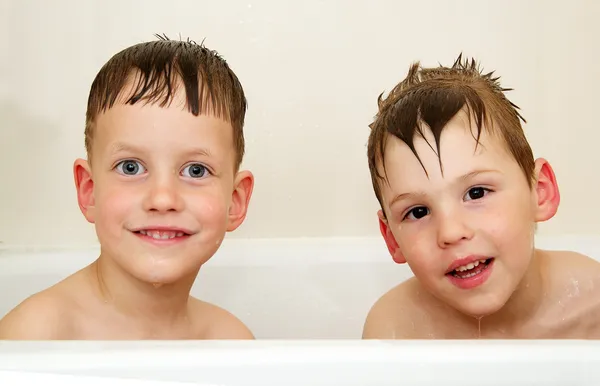 Dos niños de cuatro años en el baño —  Fotos de Stock