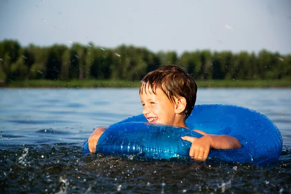 Αγόρι χαλαρωτικό σε σωλήνα νερού — Φωτογραφία Αρχείου