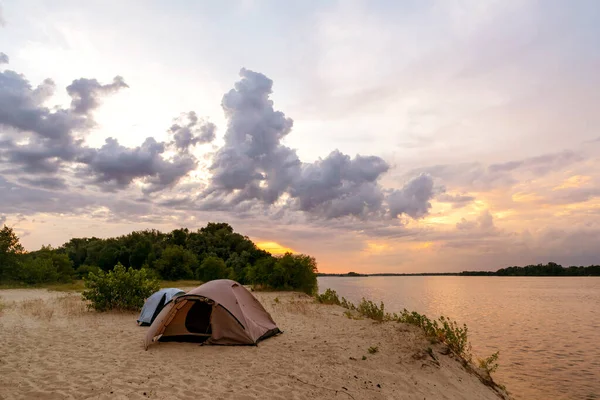 Táborový stan v kempu na břehu řeky — Stock fotografie