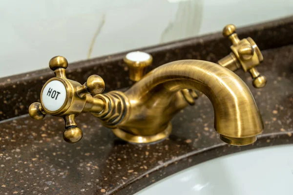 Torneira de cobre na casa de banho do hotel, foco na torneira de água quente — Fotografia de Stock