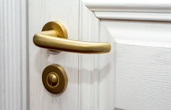Old rustic wooden white door detail with door handle — Stock Photo, Image
