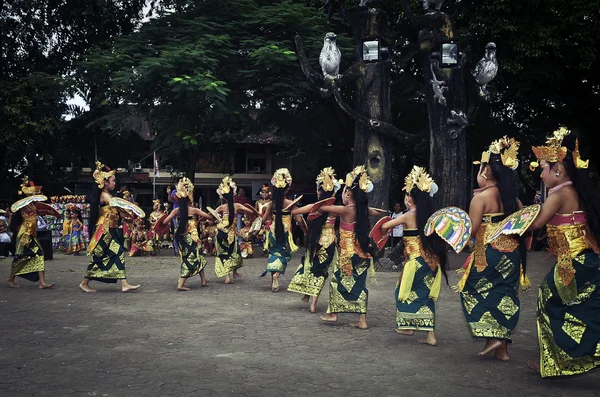 Junge balinesische Tänzerin — Stockfoto