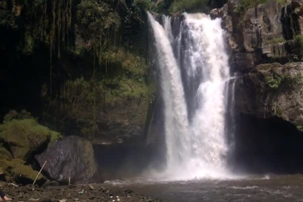 Tegenungan waterfall — Stock Video