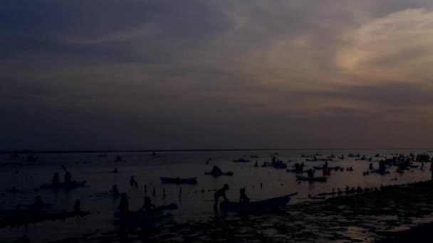 Los niños juegan en la playa . — Vídeos de Stock