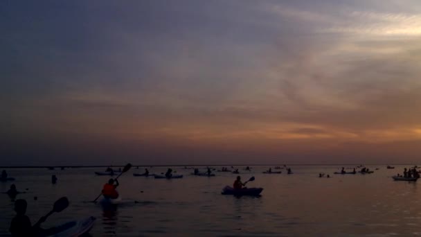 I bambini giocano a kano sulla spiaggia . — Video Stock