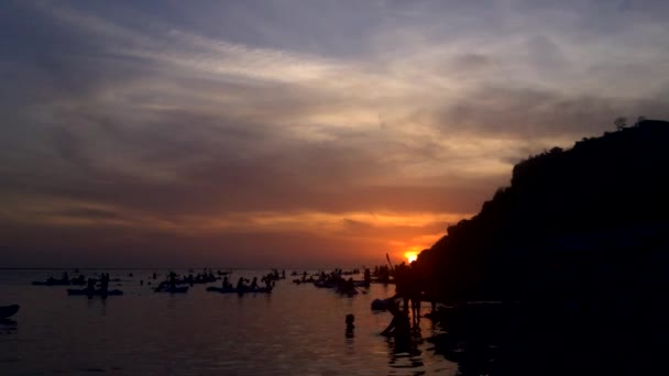 Los niños juegan en la playa . — Vídeos de Stock