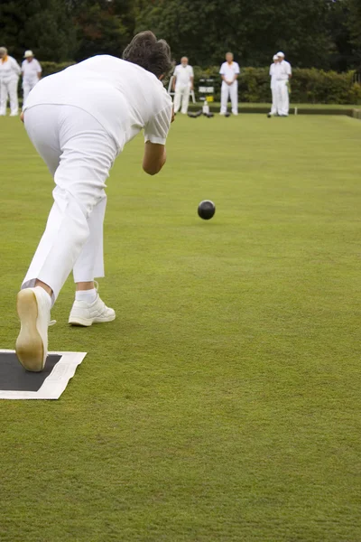 Kvinna gräsmatta bowling Stockfoto